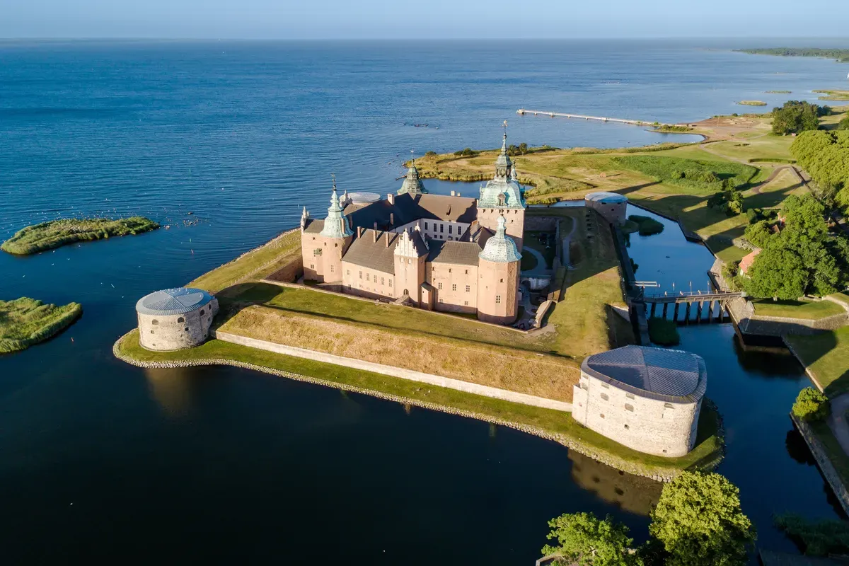 Lo storico Castello di Kalmar in Svezia, simbolo della forza e della bellezza medievali
