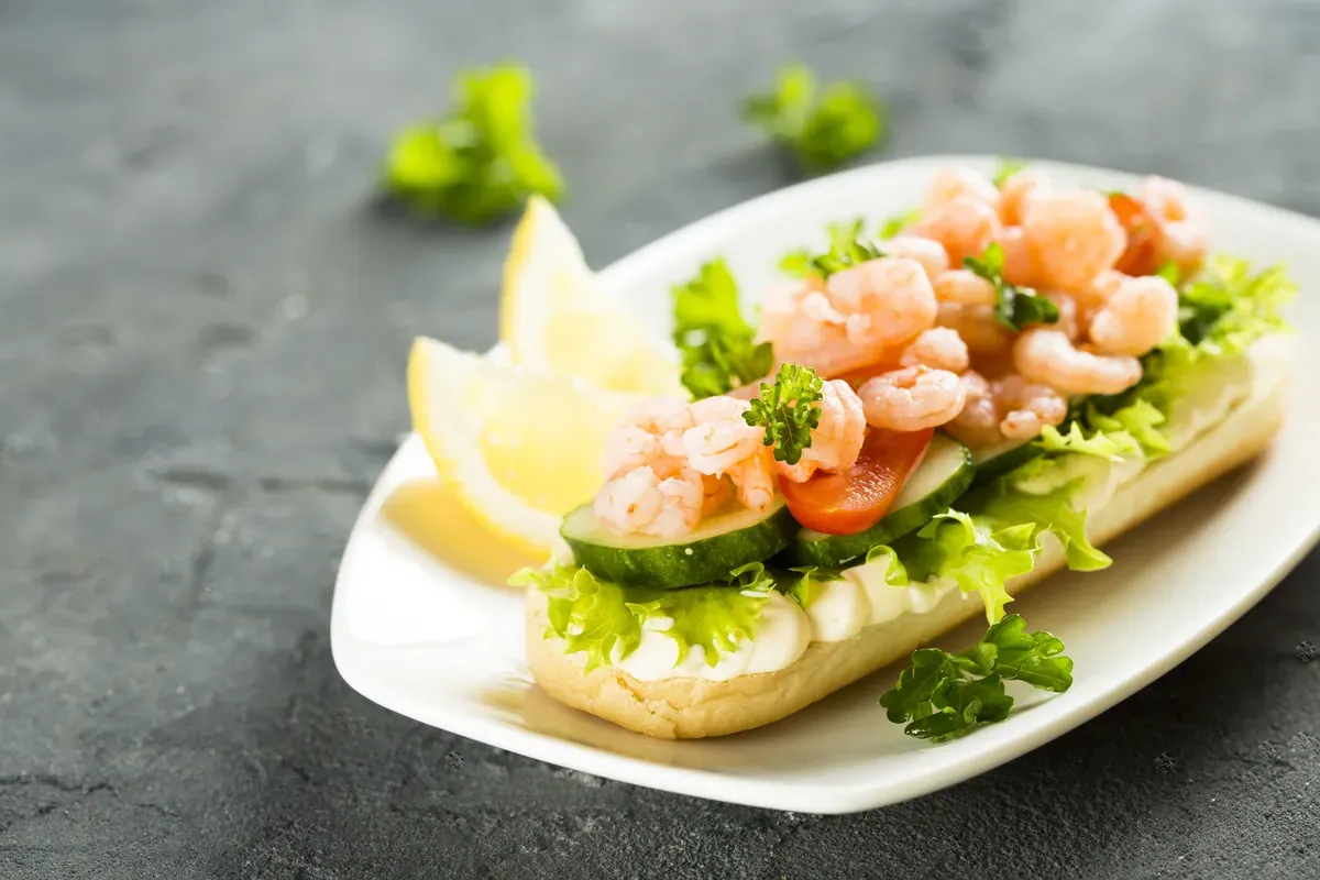 Panino con gamberetti alla svedese