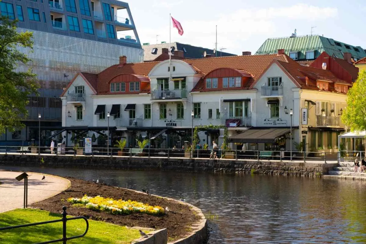 Le bâtiment du Café Viskan, situé au bord de la Viskan, avec sa terrasse, dans le centre de Borås.