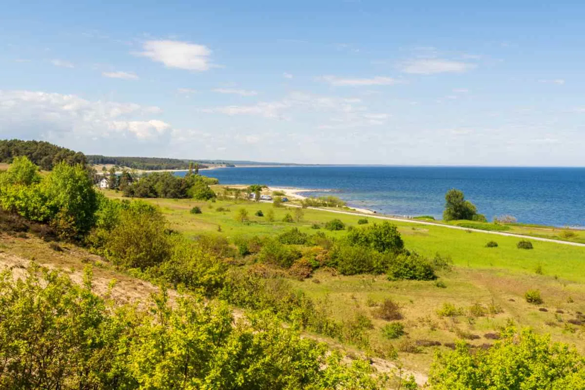 Des prairies côtières verdoyantes et une plage de sable bordant la mer Baltique près de Kivik, dans l'Österlen, au sud de la Suède.