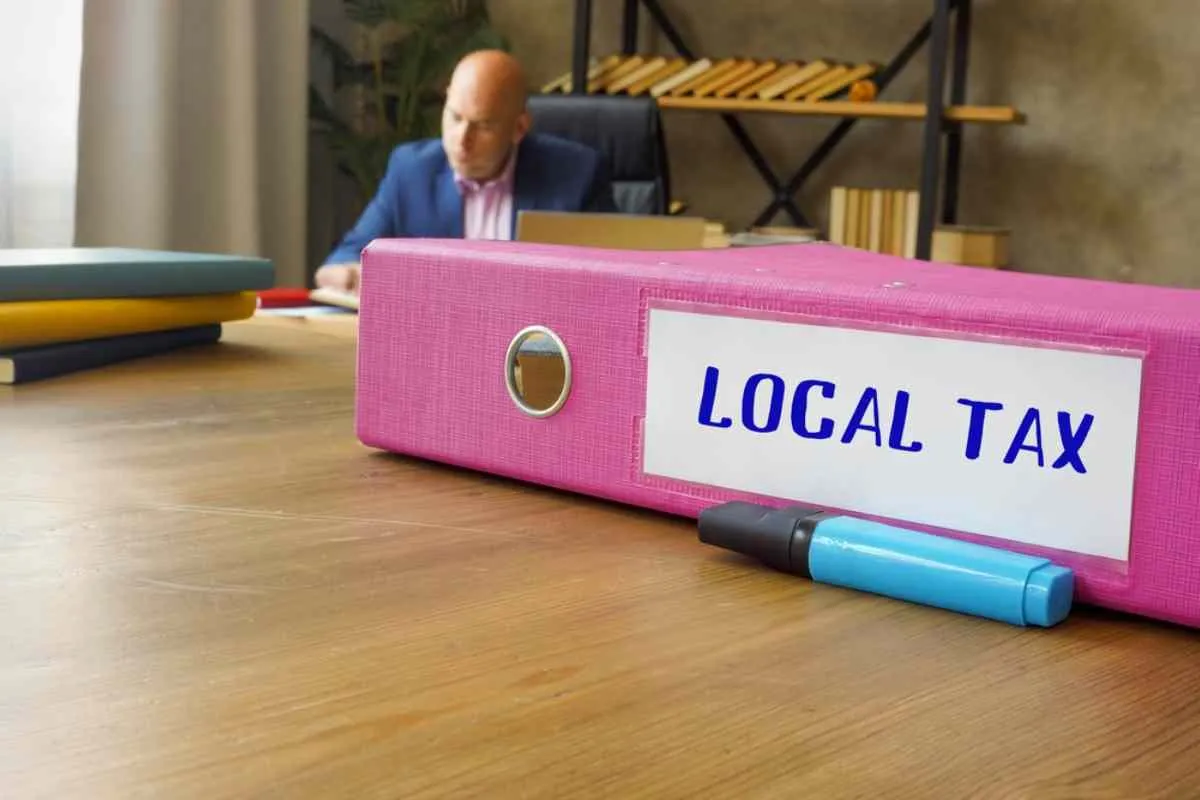 Dossier rose contenant toutes les informations relatives à la comptabilité des taxes locales