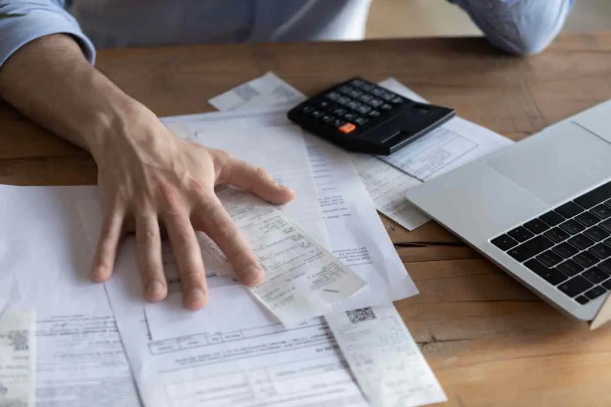 Taux d'imposition en Suède : un homme remplissant sa déclaration d'impôts à l'aide d'une calculatrice