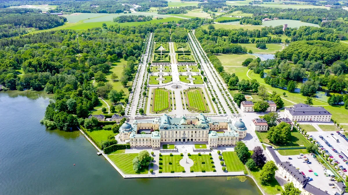 Vista de los preciosos jardines del Palacio de Drottningholm, con setos bien cuidados, parterres y estatuas