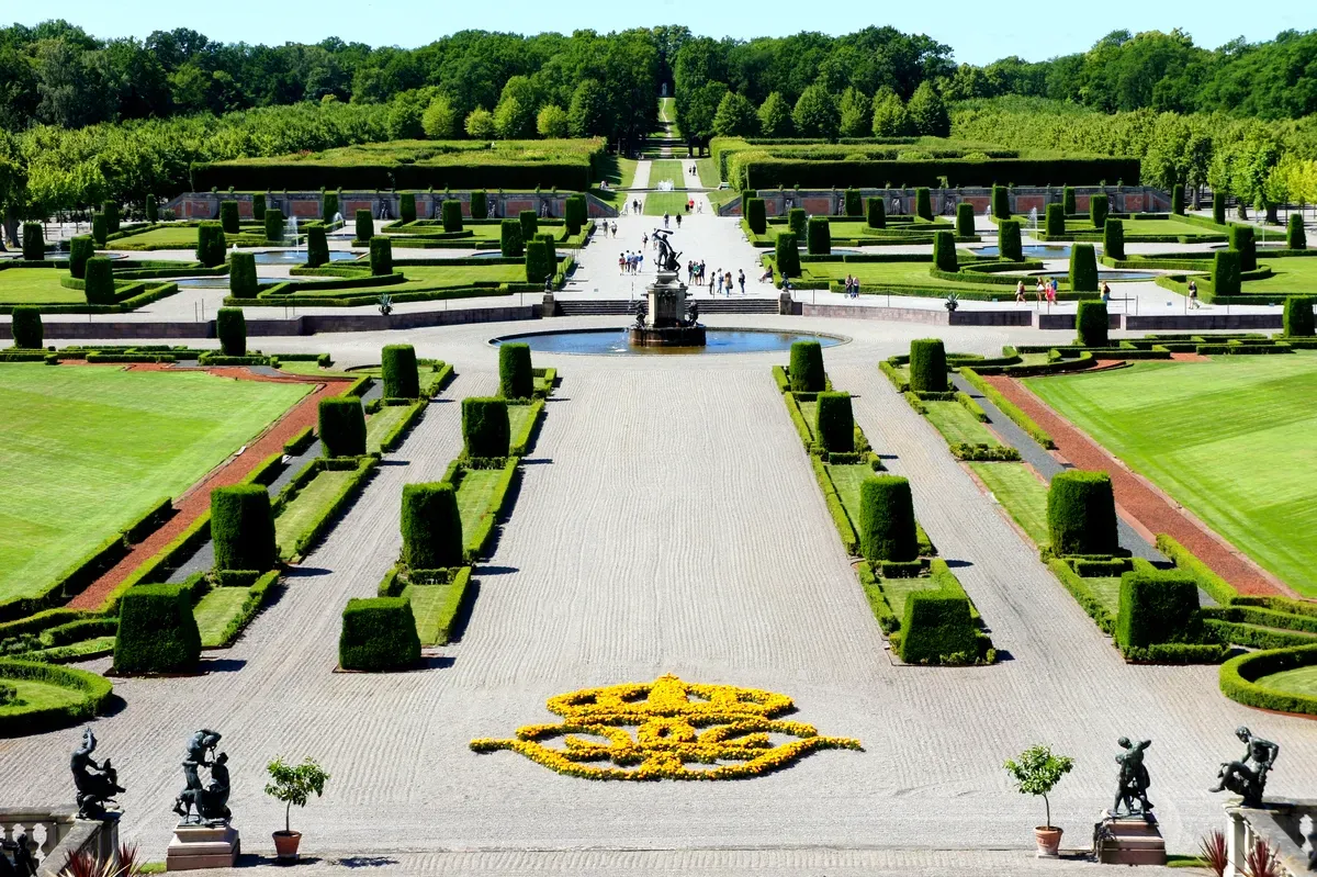 Los jardines del Palacio de Drottningholm, en Suecia, están muy bien cuidados y cuentan con setos geométricos, estatuas y fuentes.