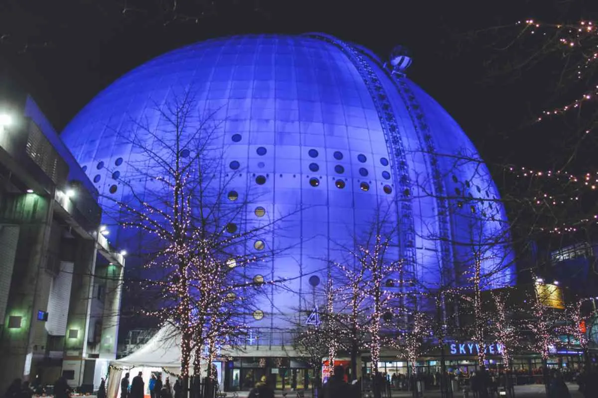 La struttura a forma di globo di Ericsson illuminata da luci viola