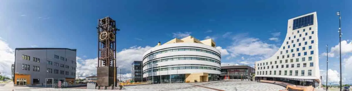 Panorama della città di Kiruna con diversi edifici moderni e contemporanei