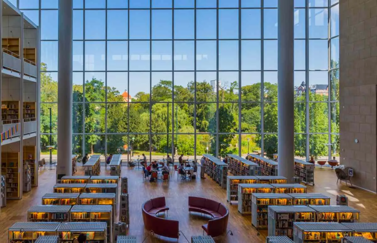 Interno della biblioteca comunale di Malmö con pareti in vetro