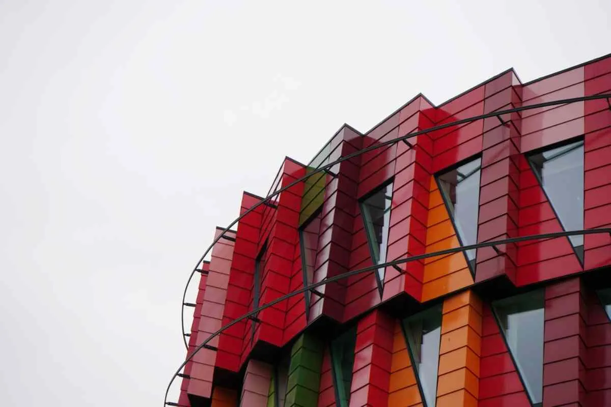 Architettura svedese contemporanea rappresentata nella facciata di un edificio
