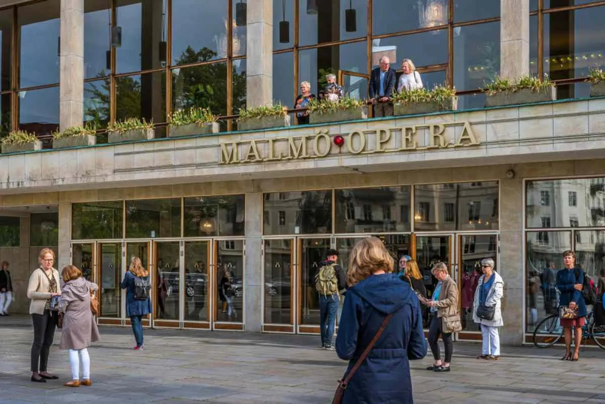 L’ingresso principale dell’Opera di Malmö con la gente che passa