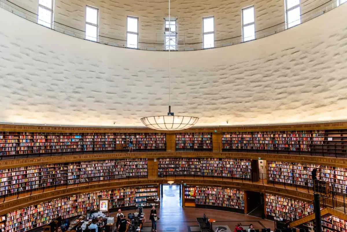 Splendidi interni della biblioteca pubblica di Stoccolma con una cupola rotonda