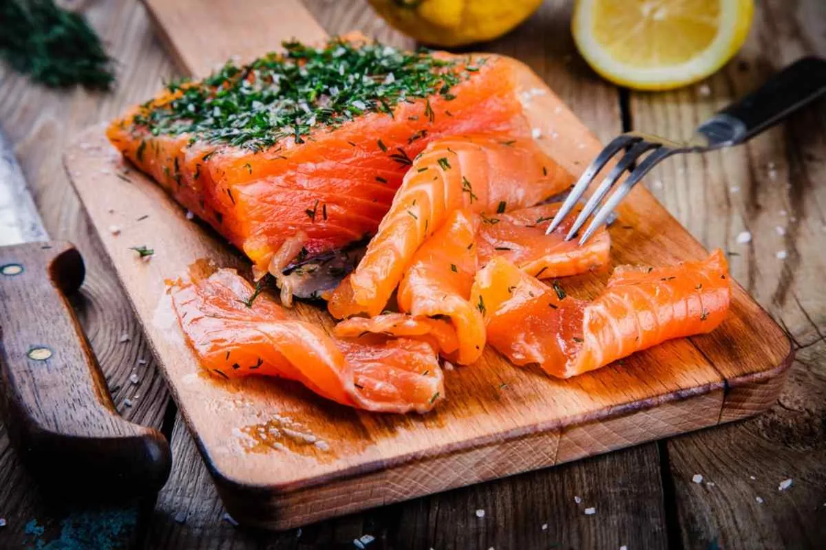 Gravlax o salmón curado sobre una tabla de cortar