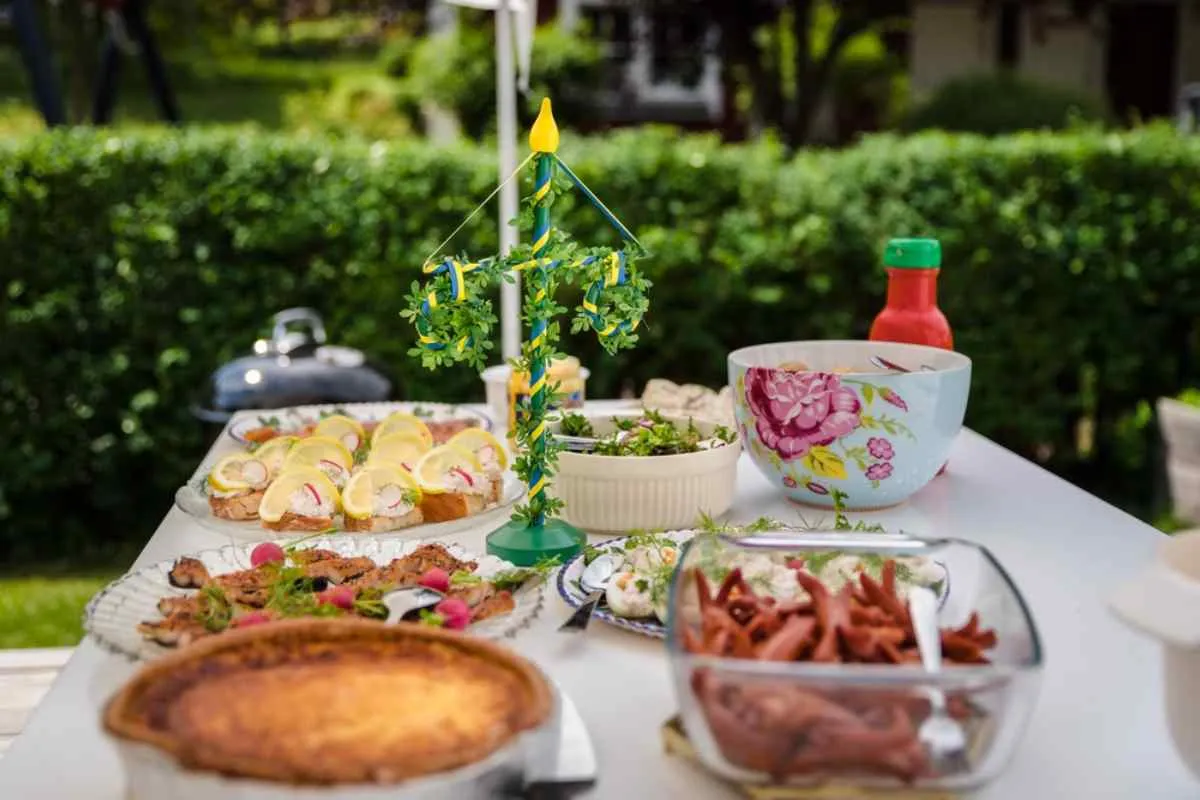 Mesa de smorgasbord para celebrar el midsommar