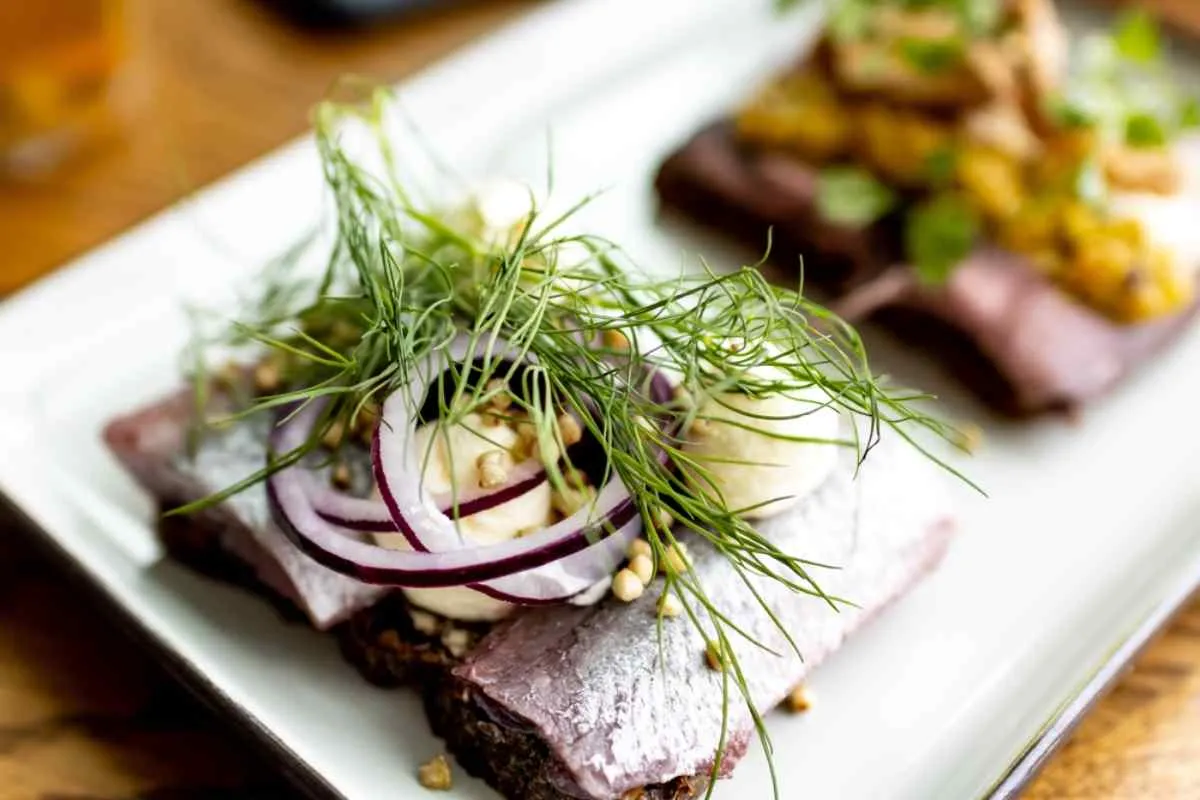 Arenque en escabeche con cebolla servido en un plato