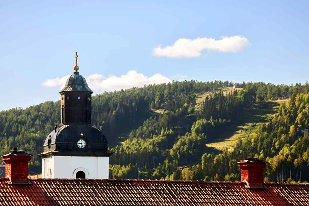 L'église de Jarvso avec une montagne en arrière-plan