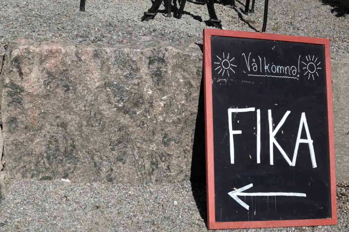 Cartello svedese con la scritta “Fika”