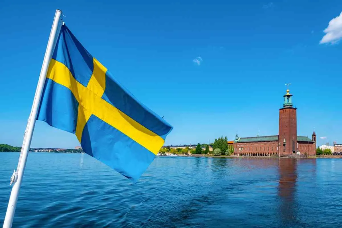 Vues de Stockholm depuis un ferry arborant le drapeau suédois