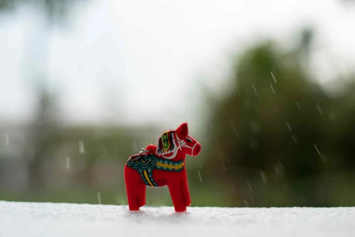 Un cheval de Dala sous la pluie
