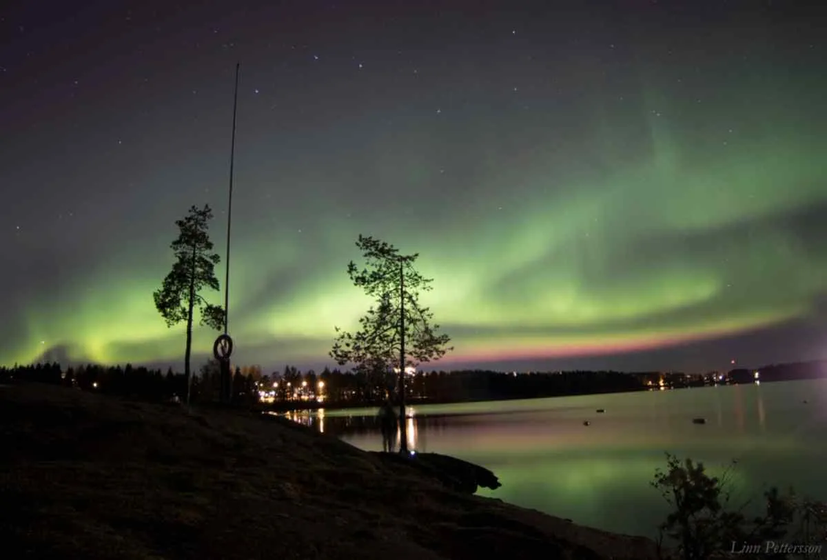 Aurora boreale con sfumature verdi e rosa