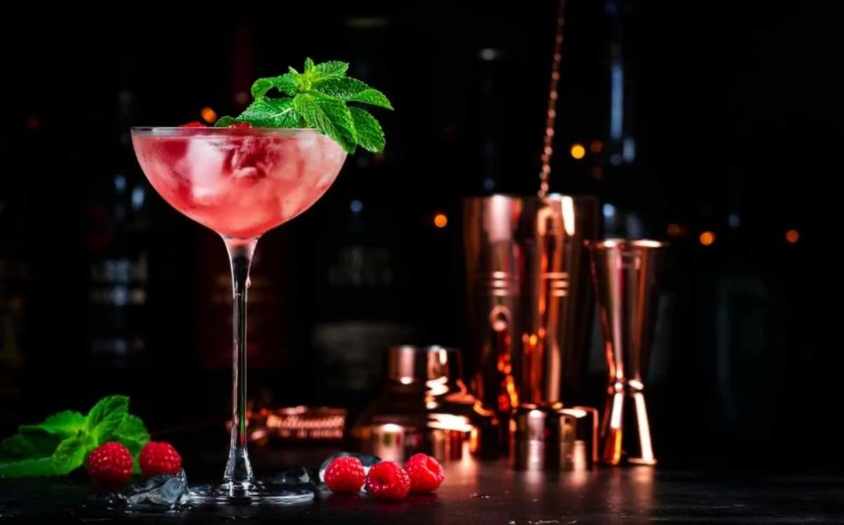 Cocktail à la framboise et à la menthe poivrée dans un bar de Stockholm