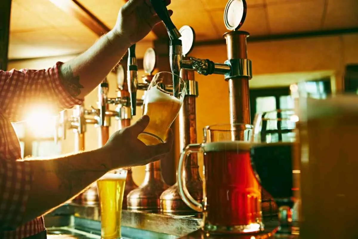 Un serveur servant une bière