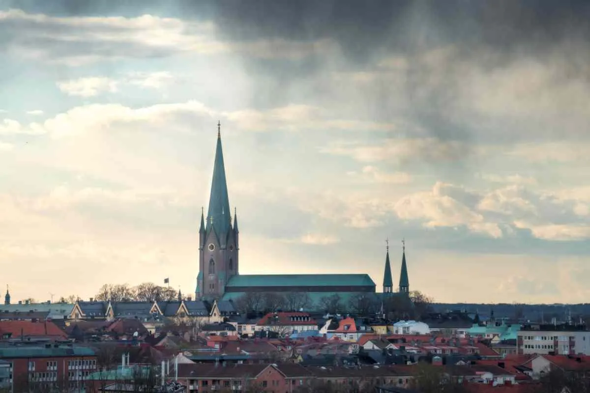 La cattedrale di Linköping in una giornata nuvolosa
