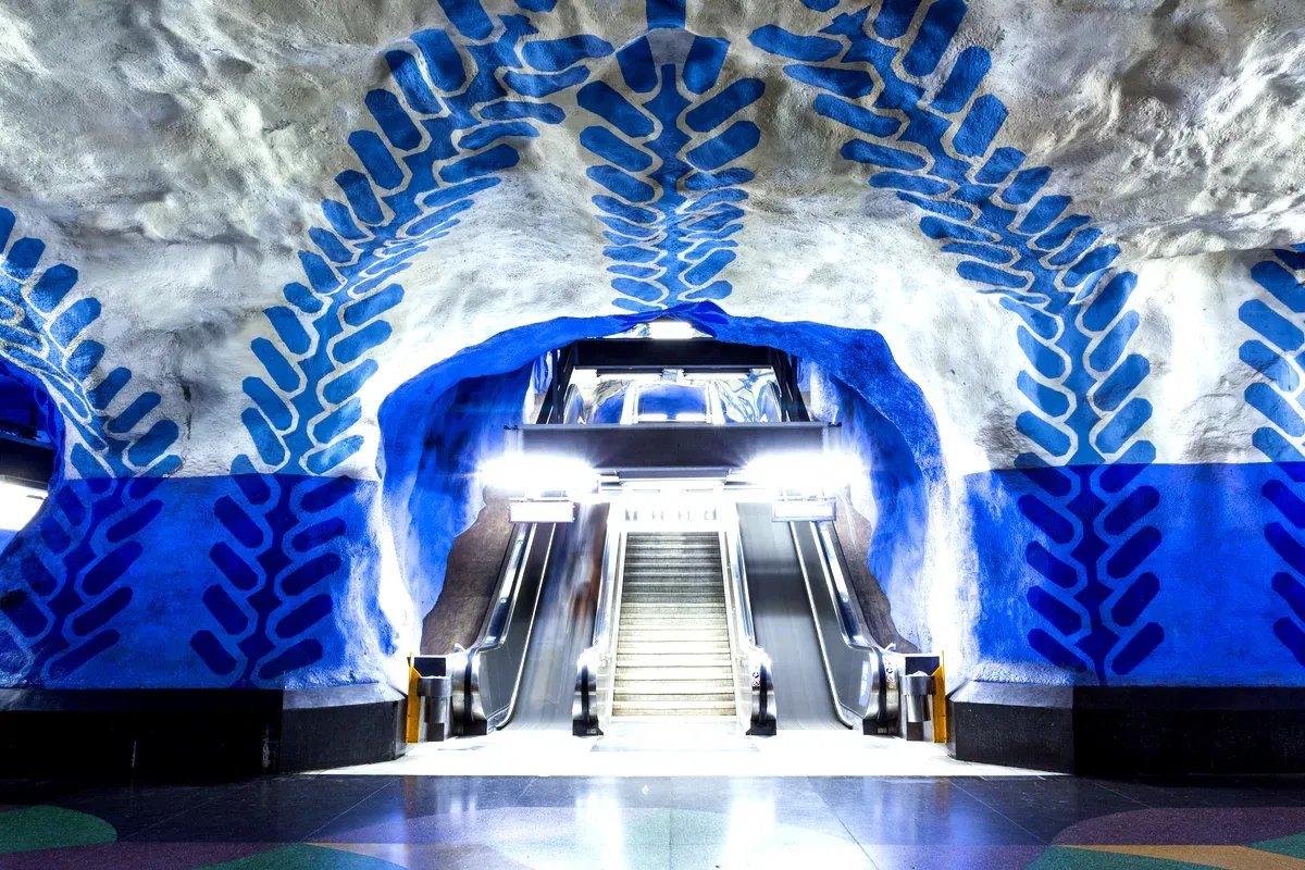 Descubre el arte del metro de Estocolmo: un viaje por la galería de arte más larga del mundo