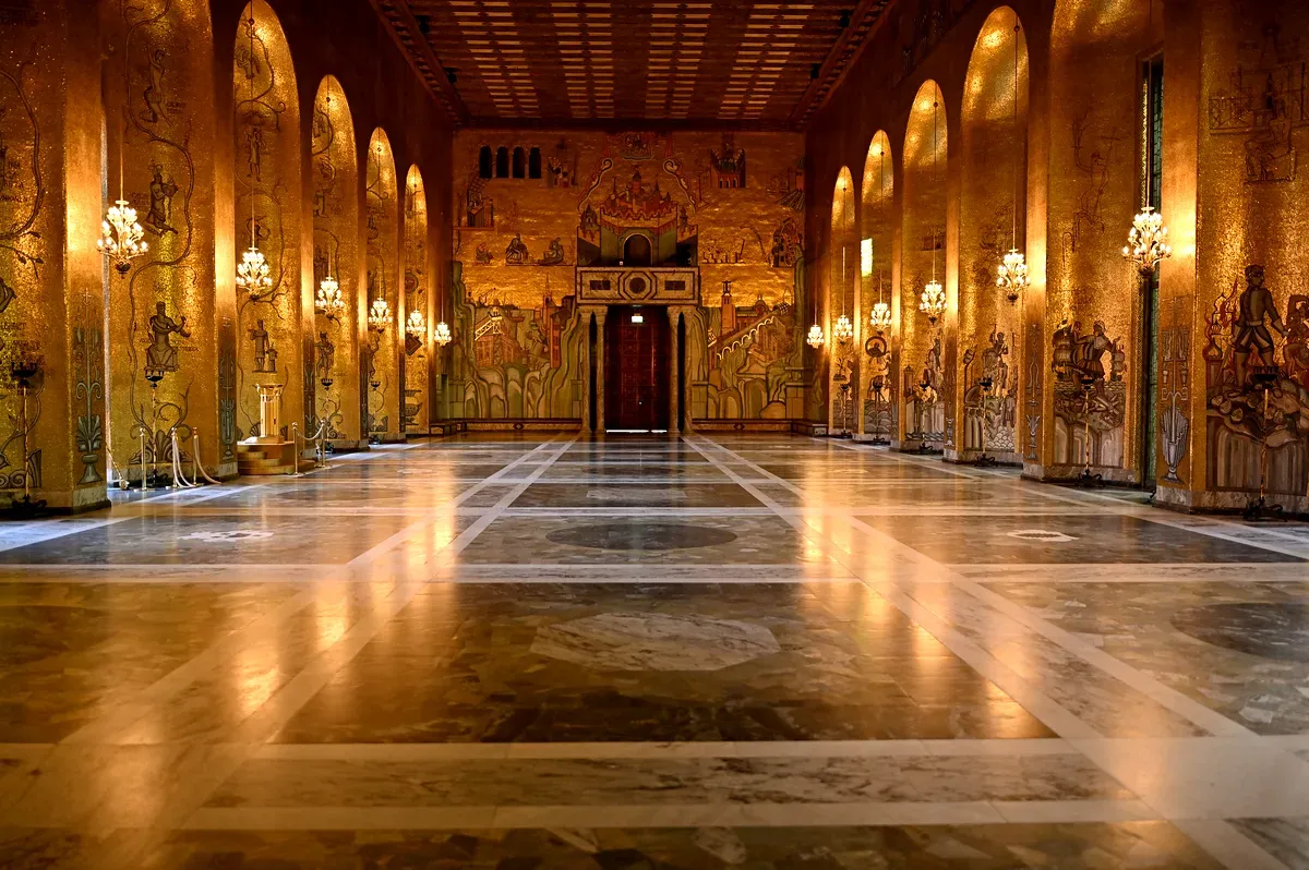 La Sala d’Oro del Municipio di Stoccolma, con i suoi mosaici dorati e gli eleganti lampadari.