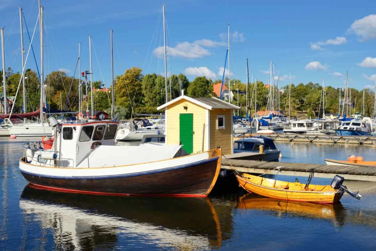 El puerto de Nynäshamn en un día soleado