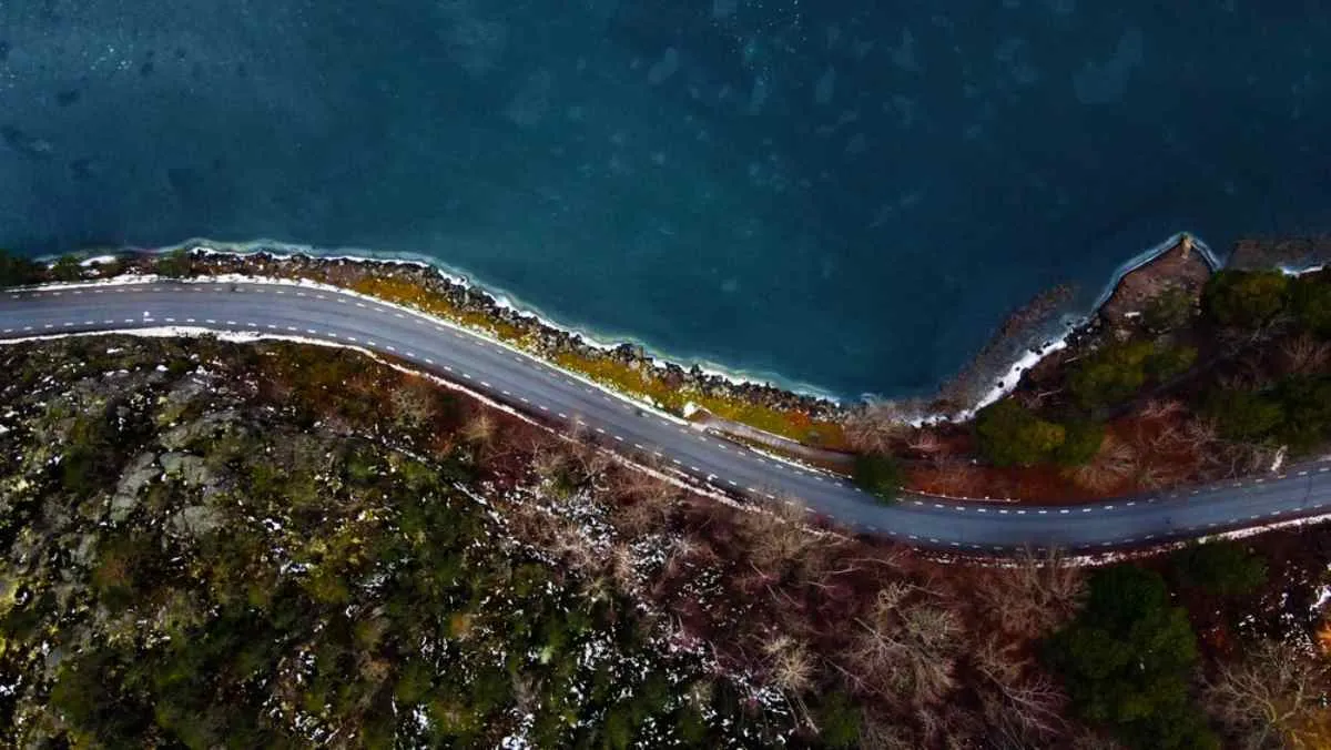 Vista aérea de una carretera junto al mar