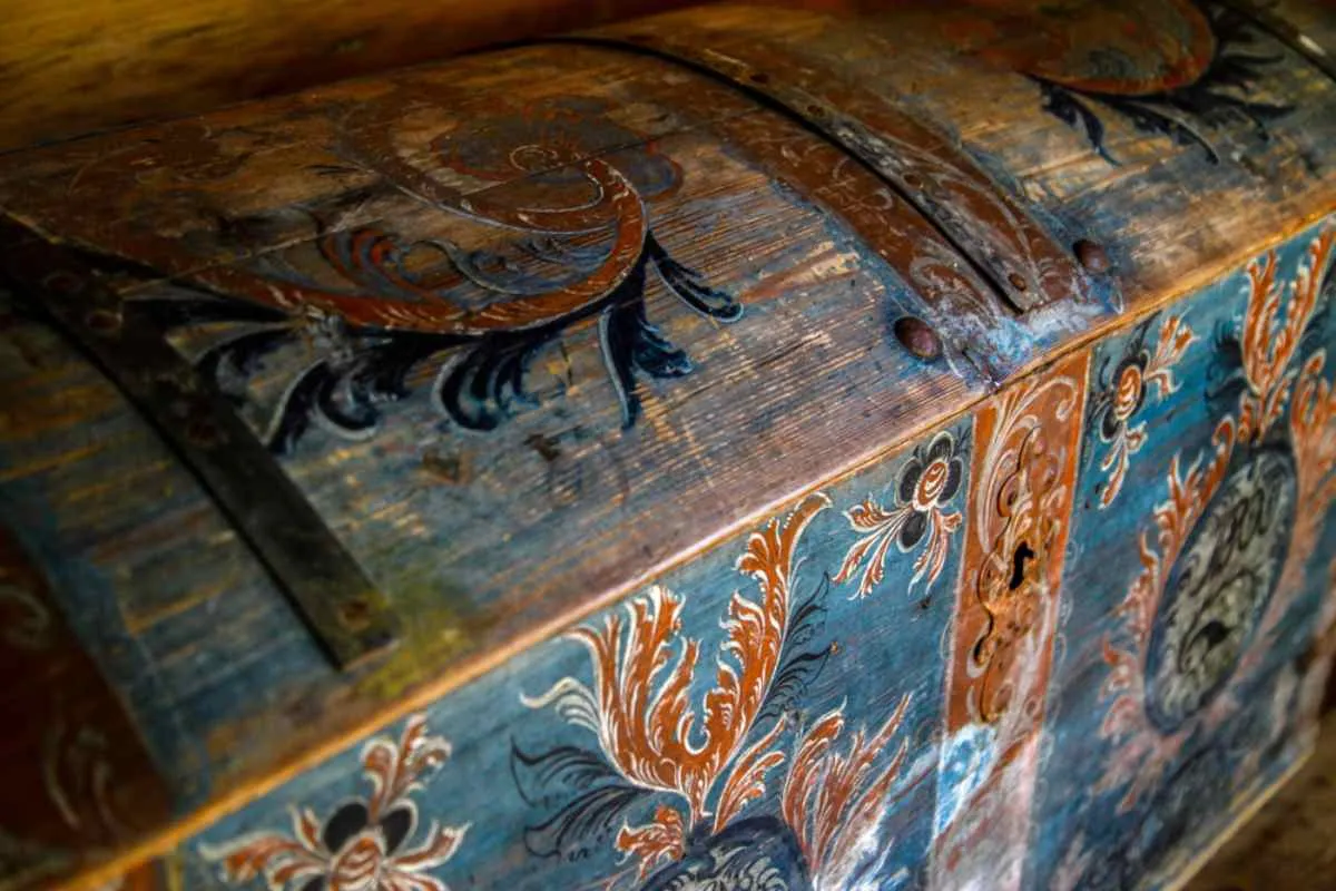 Motivo de rosemaling en un baúl