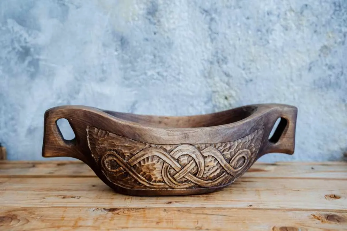Taza de madera con adorno vikingo