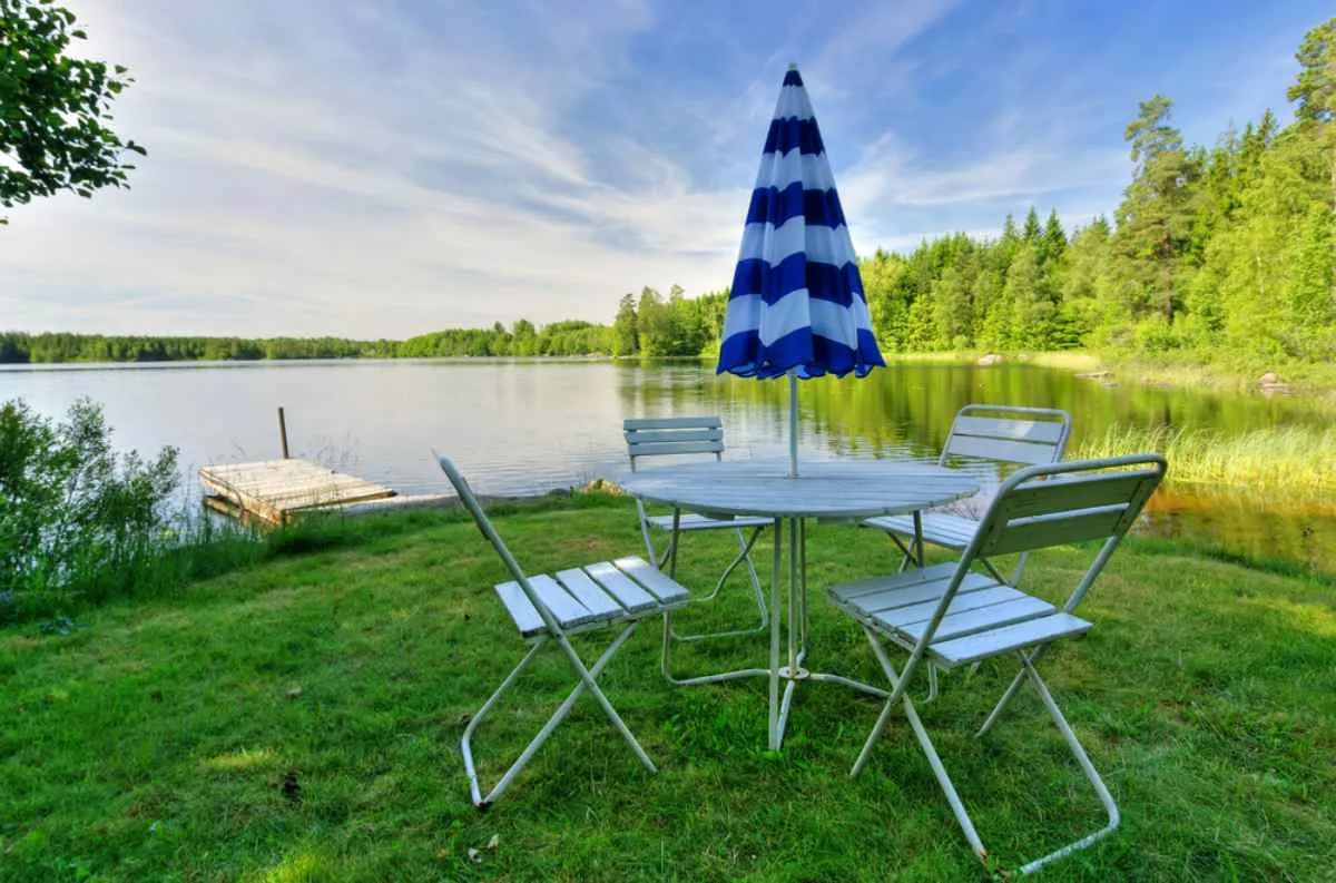 Mesa de picnic justo al lado de un precioso lago en Suecia