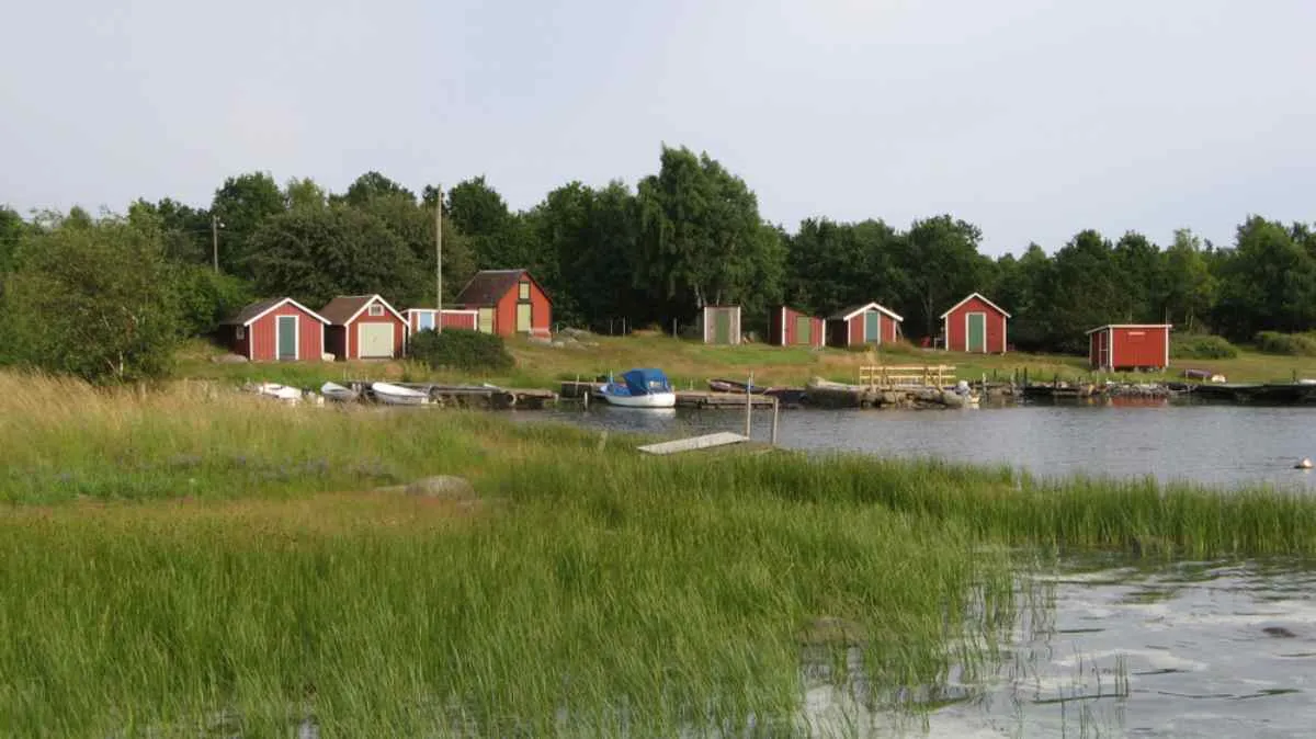 La playa de Tjurko, en el archipiélago de Blekinge, con casas tradicionales suecas