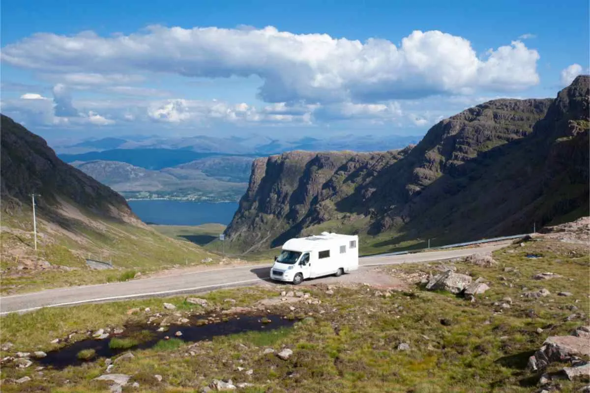 Un camping-car roulant sur un chemin de terre