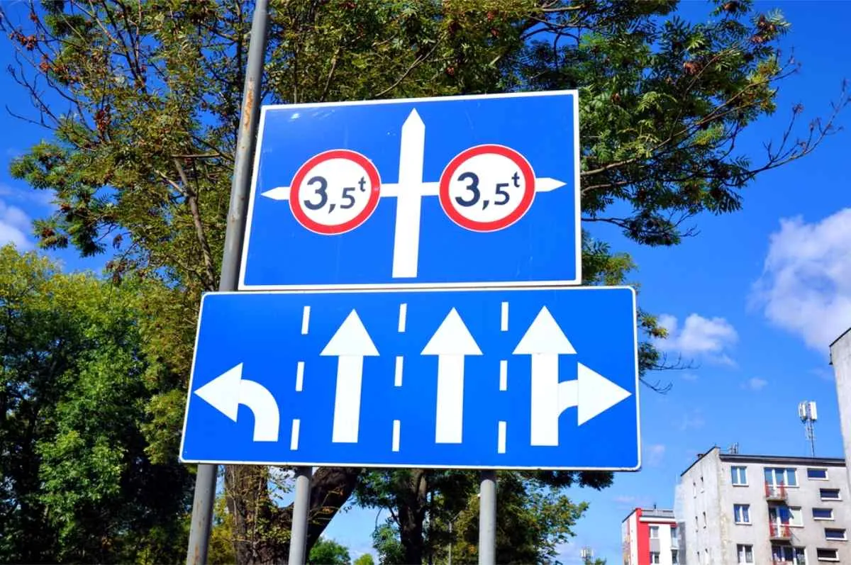 panneau indiquant la limite de poids des véhicules