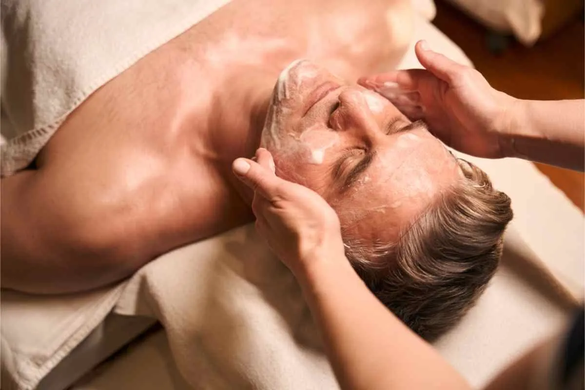 Un uomo che si fa fare un massaggio al viso in una spa svedese
