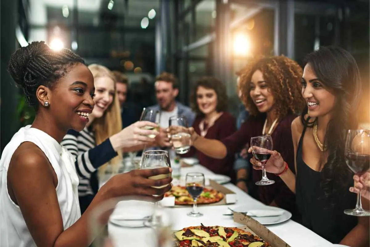 Amici che si godono una cena raffinata a Stoccolma