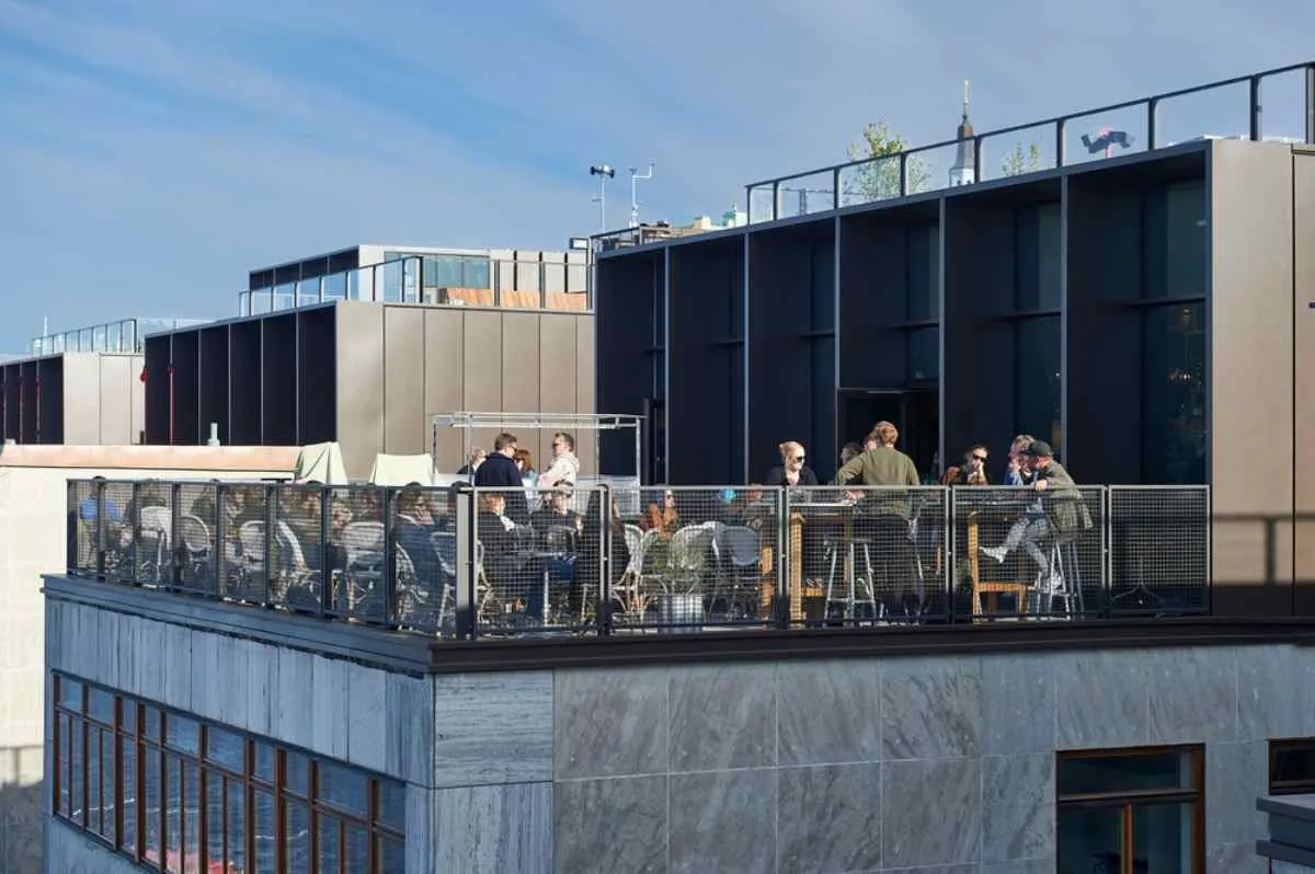 Terraza del Skybar en Estocolmo, llena de gente