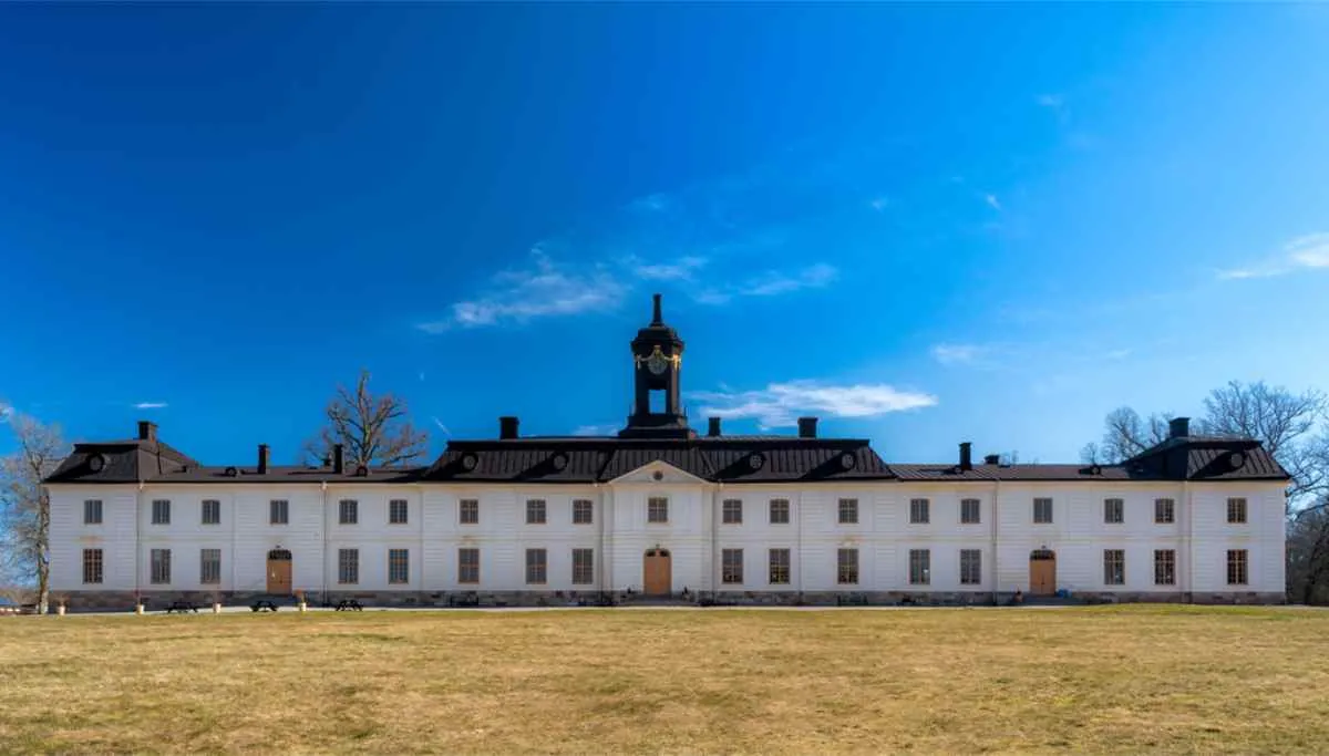 Panoramavy över Svartsjö slott i Sverige under en solig dag.