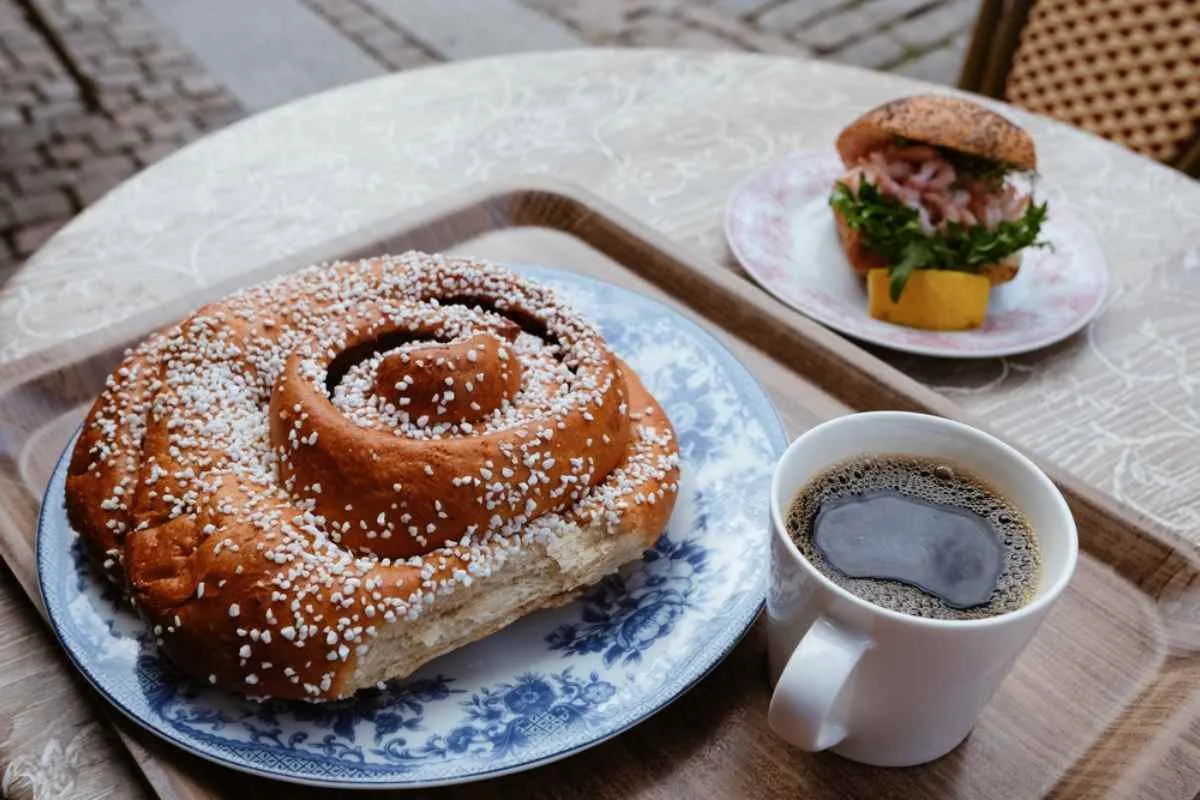 Un bollo de canela gigantesco junto a la típica «fika» sueca, ideal para picar algo en la ciudad de Gotemburgo.