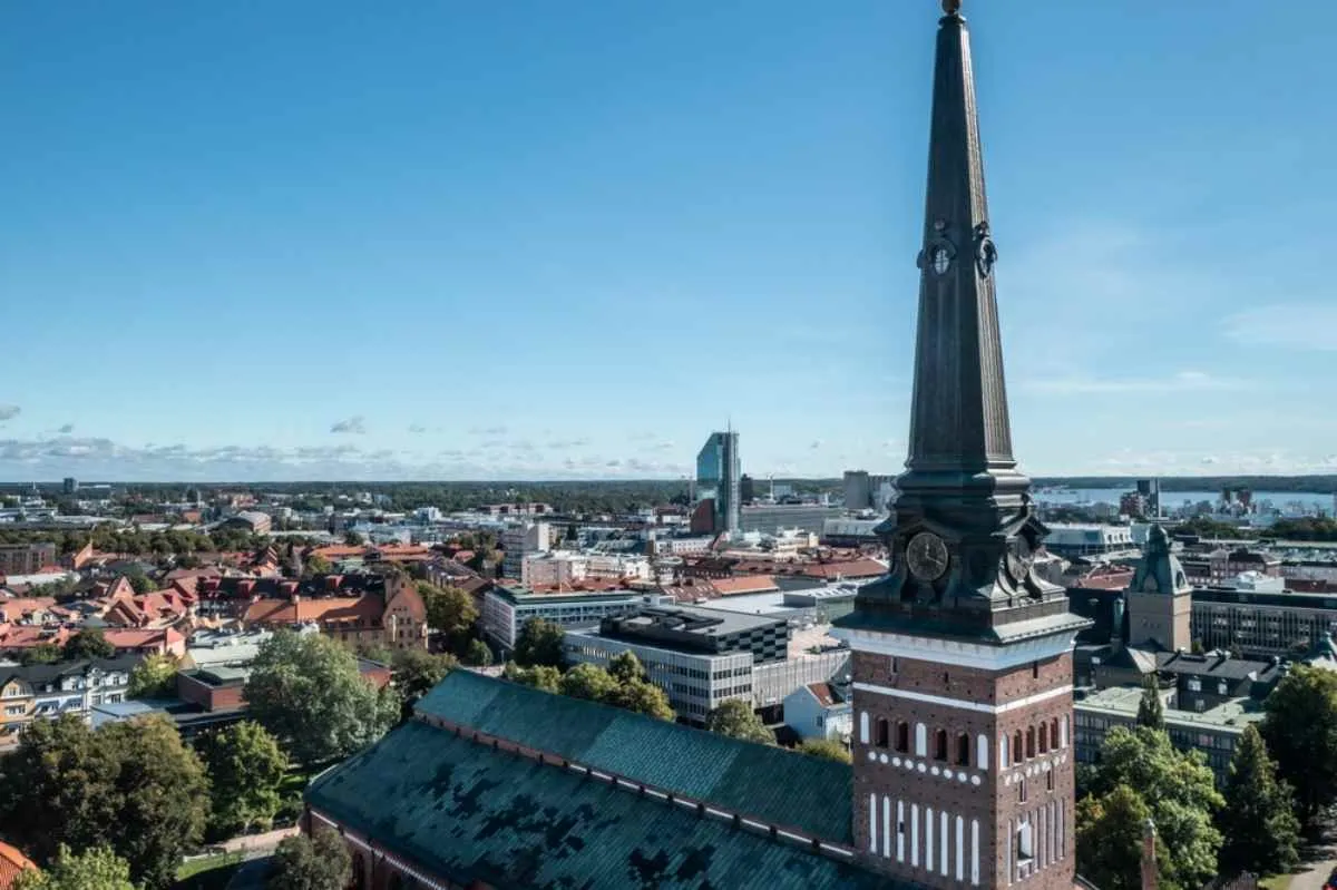 Vista aérea de la ciudad de Västerås, en Suecia, que muestra parte del perfil urbano de esta antigua ciudad escandinava con pasado vikingo.