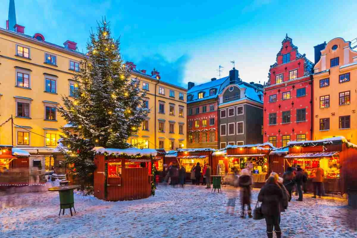 L’une des places les plus célèbres de Suède, décorée pendant la période de Noël de lumières et de marchés de Noël, sous une épaisse couche de neige recouvrant le sol et les toits.