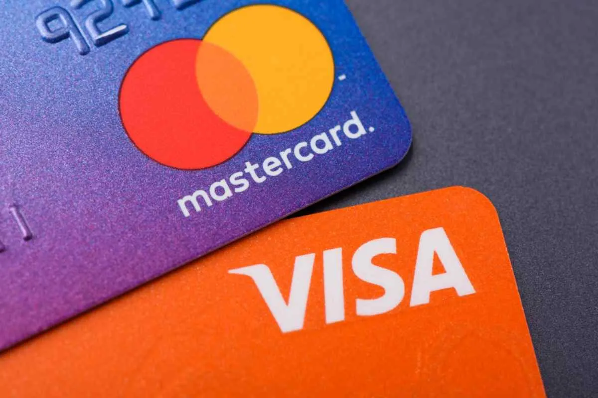 Vue détaillée de deux cartes de crédit : une Mastercard violette et une carte VISA.
