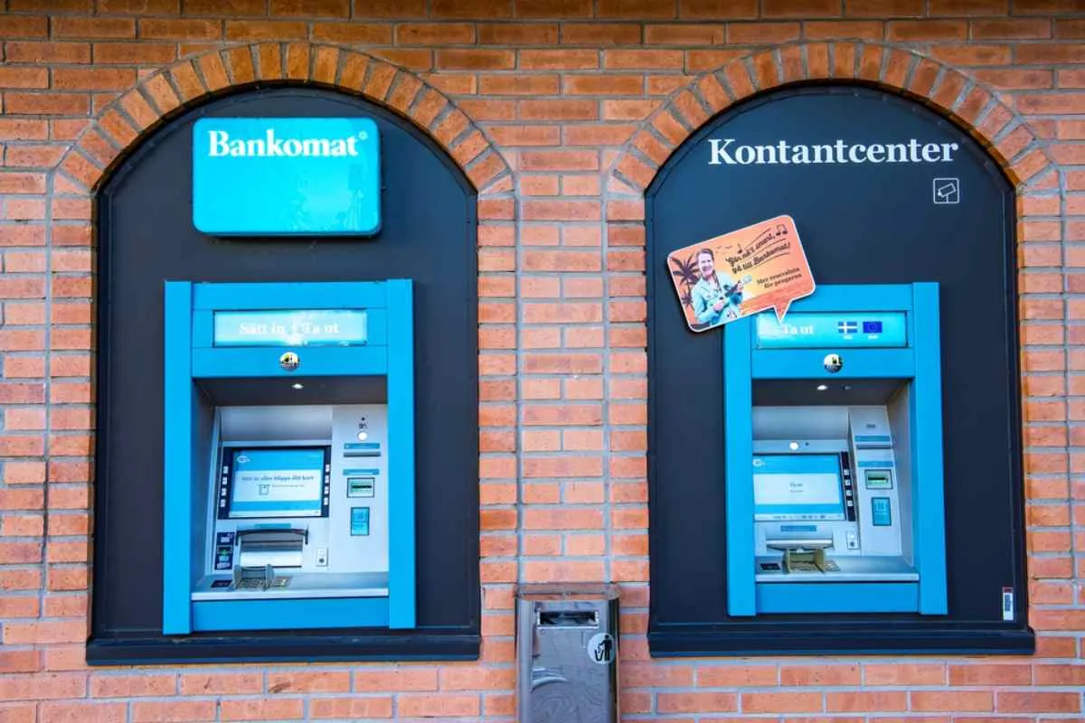 Vue d'ensemble de deux distributeurs automatiques de billets appartenant à des banques suédoises différentes, permettant de retirer de l'argent en plein centre-ville.