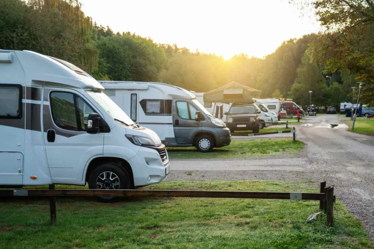 Un grupo de furgonetas camper y autocaravanas permanece aparcado en una zona de aparcamiento habilitada para este tipo de vehículos en la zona rural de Suecia.