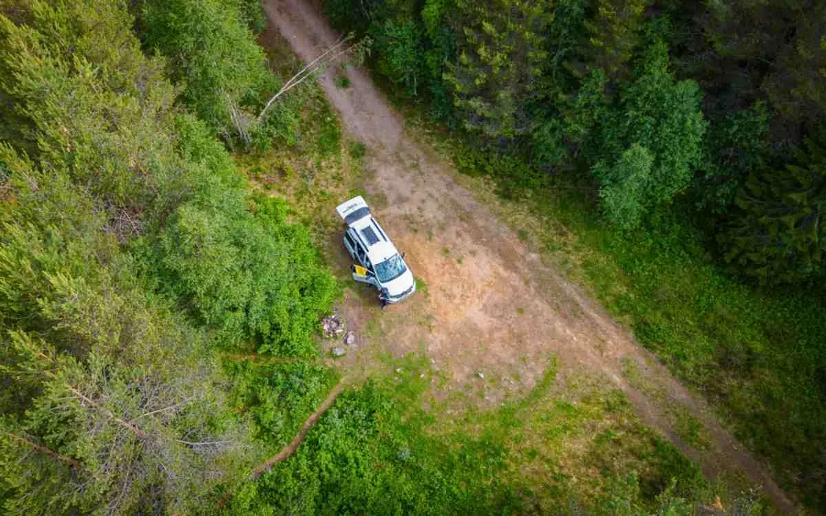 Una autocaravana permanece aparcada en la soledad del bosque sueco.