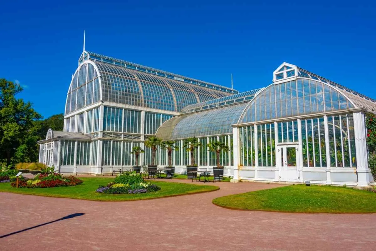 Vista generale della famosa serra di vetro con fiori all’interno che si trova nella città svedese di Göteborg.
