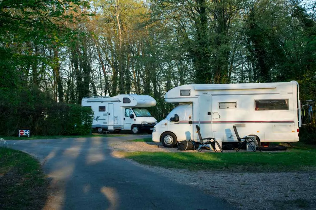 Des camping-cars garés sur un terrain de camping forestier tranquille dans le nord de la Suède.