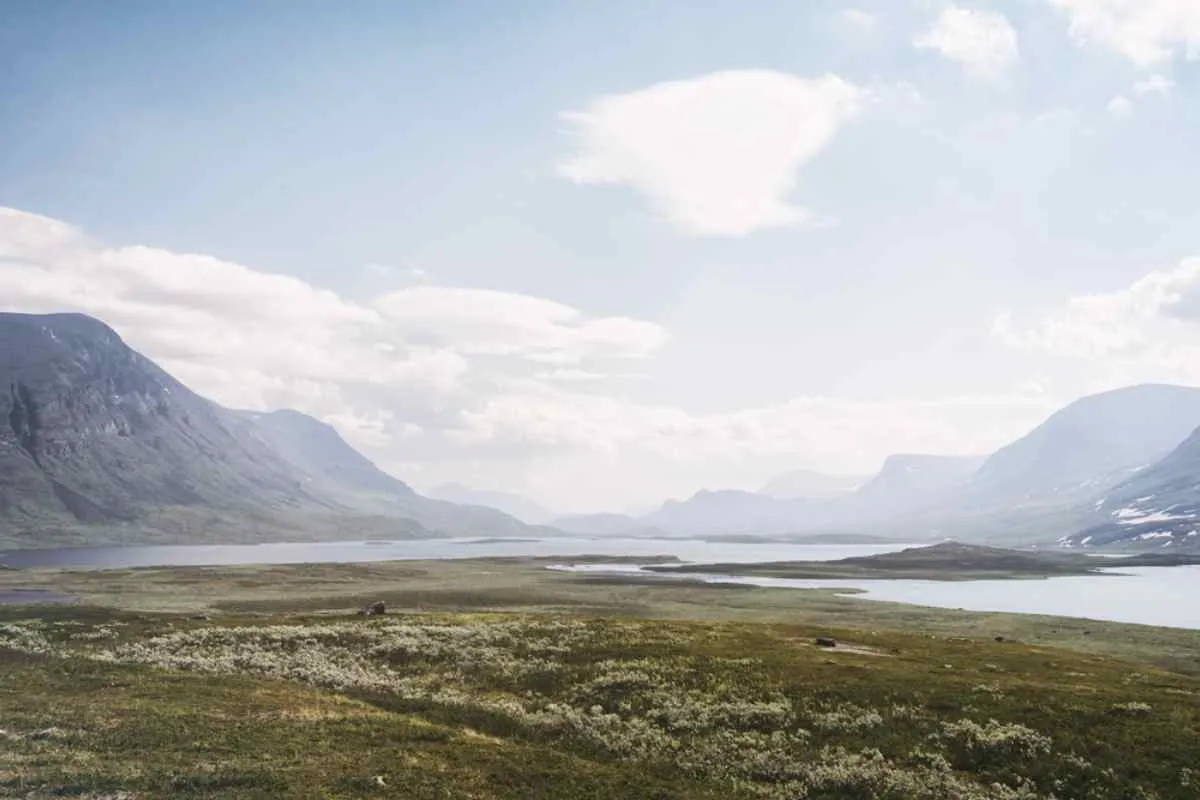 Vaste vallée parsemée de lacs et de montagnes dans le nord reculé de la Suède.