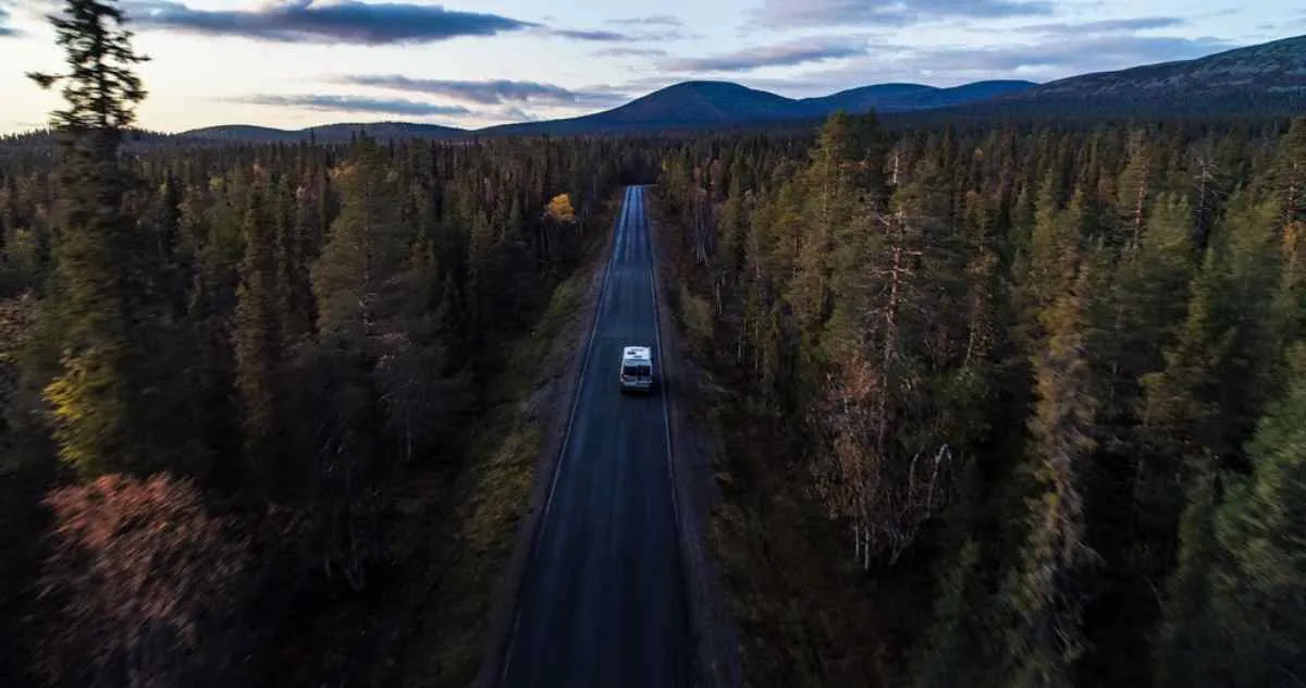 La guida definitiva al viaggio on the road estivo nel nord della Svezia (Norrland)
